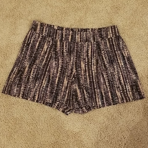 Ann Taylor Pants - ANN TAYLOR Size 8 Pleated Loose Fitting Shorts